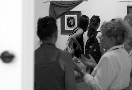 Одним из первых важных выставочных проектов на «Славянском базаре в Витебске» стала презентация двух оригинальных картин Марка Шагала, привезенных из Пскова. Открытие выставки состоялось 12 июля 2016 года в Художественном музее.
Псковичане привезли две ранние работы из так называемого витебского цикла — искусствоведы ценят его больше всего, а картины этого периода — самые дорогие. Это касается и графического произведения «Черные любовники», датируемого 1914–1915 годами, и знаменитой живописной работы (в необычной технике — маслом по бумаге на картоне) «Купание ребенка», написанной в 1916 году. Обе впервые оказались в Беларуси. Обрамлением для двух картин в выставочном зале стали фотографии семьи художника, опубликованные в издании «Марк Шагал. «Здравствуй, Родина!».