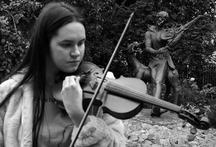 Шагал играет на скрипке смычком из кисточки, дека скрипки - Эйфелева башня, а сама скрипка - родной город Витебск. "Витебская мелодия на французской скрипке" – так называется памятник скульптора Валерия Могучего во дворе дома-музея Марка Шагала.