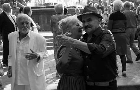 В Витебске в парке имени Фрунзе у фонтана проходят танцевально-музыкальные вечеринки для людей «золотого» возраста.